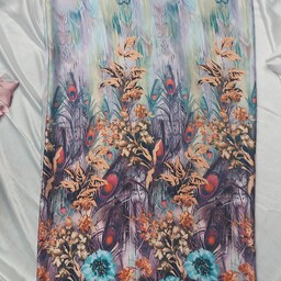 پارچه قواره پیراهنی ساتن به رنگ یاسی،با طرح پر طاووس و گل،بدون کشسانی،عرض 150 سانت،قد 250 سانتیمتر 