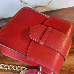 کیف چرم طبیعی قرمز   لوکس،  شب یلدایی،کیف دوشی، چرم طبیعی بزی، دارای بند بلند زنجیر و چرم