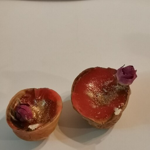 شمع گردویی با رایحه ی گل رز و تزیین شده با غنچه ی گل رز قرمز