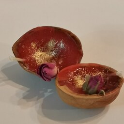شمع گردویی با رایحه ی گل رز و تزیین شده با غنچه ی گل رز قرمز