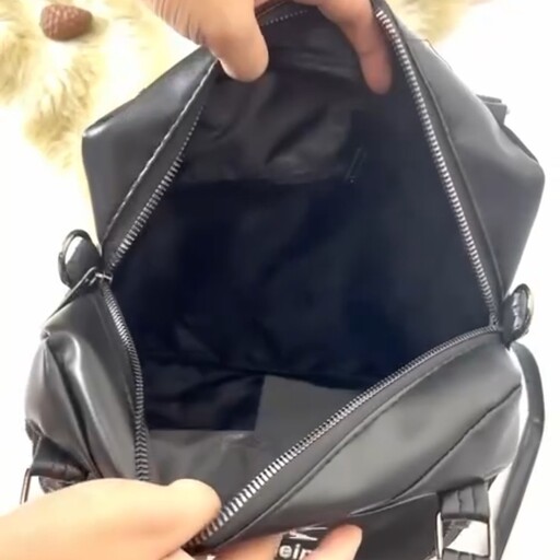 کیف سه کاره زنانه به عنوان کیف دستی و کیف رو دوشی و کوله قابل استفاده است