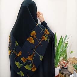 روسری مشکی ،  مدل دور حریر  ،  وسط کرپ و چهار طرف حریر  با گل های زیبا ،  مزون حجاب تبسم همراه با هدیه
