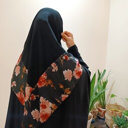 روسری مشکی ،  مدل دور حریر  ،  وسط کرپ و چهار طرف حریر  با گل های قرمز زیبا ،  مزون حجاب تبسم همراه با هدیه