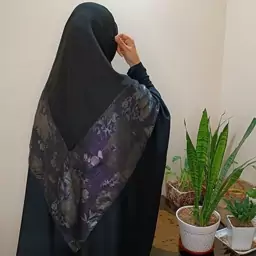 روسری مشکی مدل دور حریر  ،جنس  وسط کرپ و چهار طرف حریر  با گل های نقره ای و بنفش زیبا ،  ازمزون حجاب تبسم همراه با هدیه
