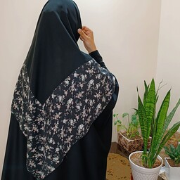 روسری مشکی ،  مدل دور حریر  ، جنس  وسط کرپ و چهار طرف حریر  با گل های سفید زیبا ،  کاری از مزون حجاب تبسم همراه با هدیه