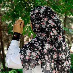 روسری حریر سفارشی زمینه مشکی با گل های صورتی زیبا قواره دار  کاری از مزون حجاب تبسم همراه با هدیه