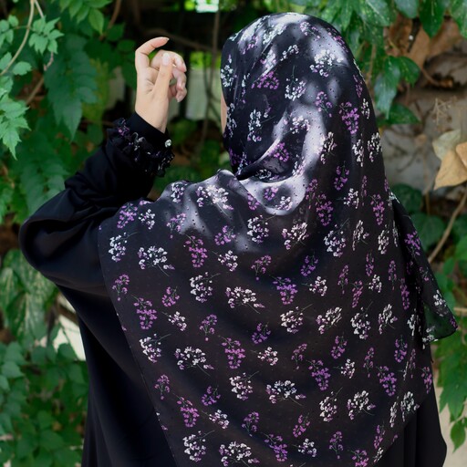 روسری حریر سفارشی زمینه مشکی با گل های بنفش و یاسی فوق العاده زیبا قواره دار کاری از مزون حجاب تبسم همراه با هدیه