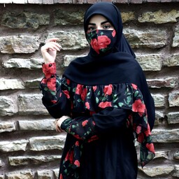 روسری چین دار بسیار زیبا زمینه مشکی با چین های گل سرخ دل ربا ، کاری ویژه از مزون حجاب تبسم همراه با هدیه 