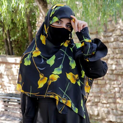 روسری حریر سفارشی زمینه مشکی با گل های شیپوری سبز و زرد زیبا قواره دار کاری از مزون حجاب تبسم همراه با هدیه
