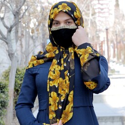 روسری زمینه مشکی با گل های خردلی متمایل به زرد جنس حریر سفارشی کاری از مرون حجاب تبسم همراه با هدیه