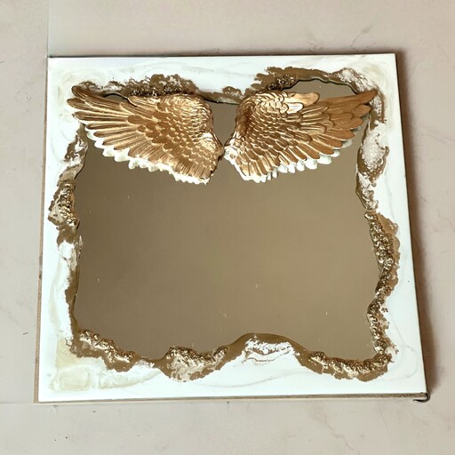 آینه دکوراتیو  بال فرشته طلایی تزئین شده با رزین اپوکسی سفید طلایی 40 در 40