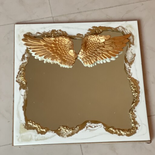آینه دکوراتیو  بال فرشته طلایی تزئین شده با رزین اپوکسی سفید طلایی 40 در 40