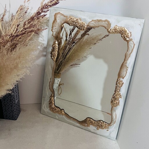آینه تزئین شده با رزین اپوکسی و کریستال های ریز طلایی 