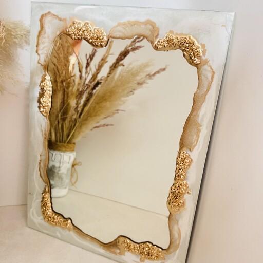 آینه تزئین شده با رزین اپوکسی و کریستال های ریز طلایی 