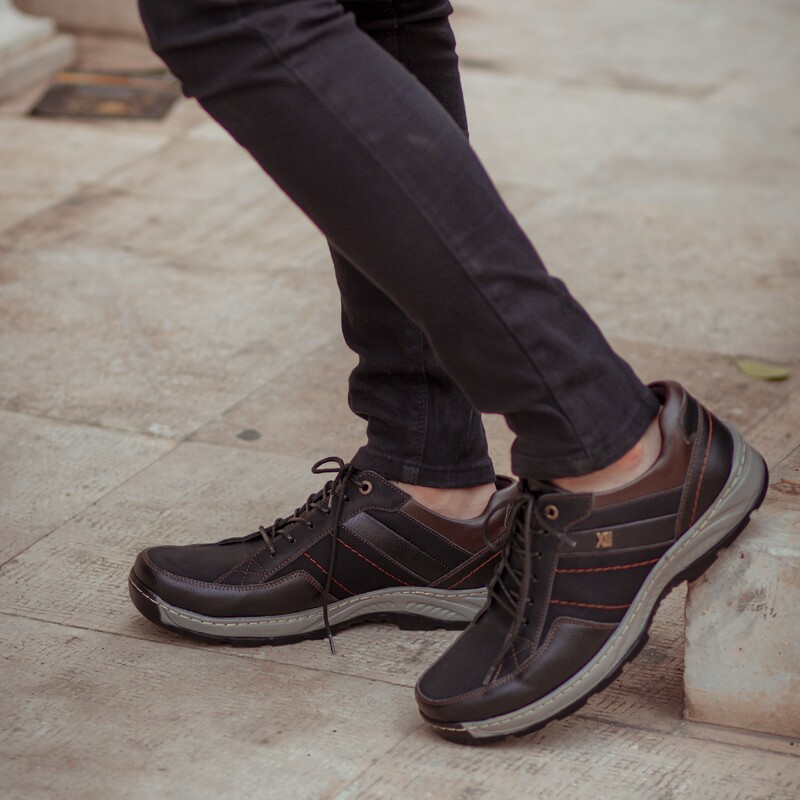 کفش طبی مردانه مدل پرهام دارای زیره ی طبی بسیار سبک و راحت و رویه ی چرم صنعتی درجه یک مناسب برای استفاده راحتی آقایان