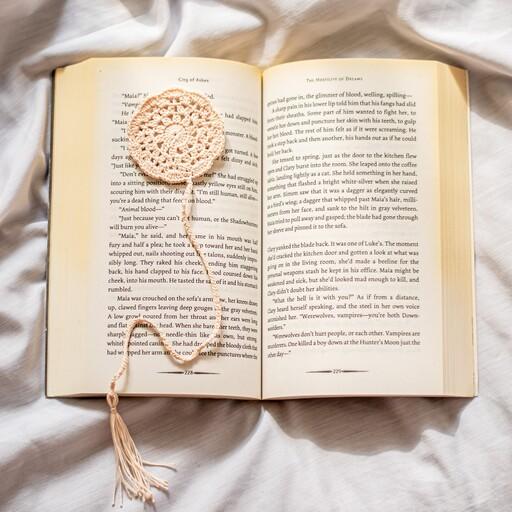 بوکمارک نشانگر کتاب بافتنی طرح منگوله دار کرمی مناسب برای هدیه به کتابخونا و کتابدوستا
