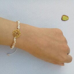 دستبند زنانه کریستالی دو رنگ سفید طلایی با خرجکار گل طلایی و بافت کشویی