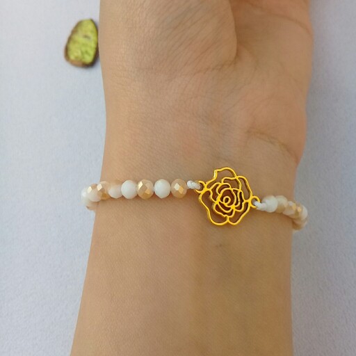 دستبند زنانه کریستالی دو رنگ سفید طلایی با خرجکار گل طلایی و بافت کشویی