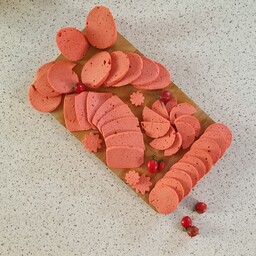 سوسیس بلغاری(تهیه شده ازگوشت سینه مرغ)(قیمت هریک کیلوگرم 393 هزارتومان)ارسال فقط باپیک (بصورت پس کرایه)