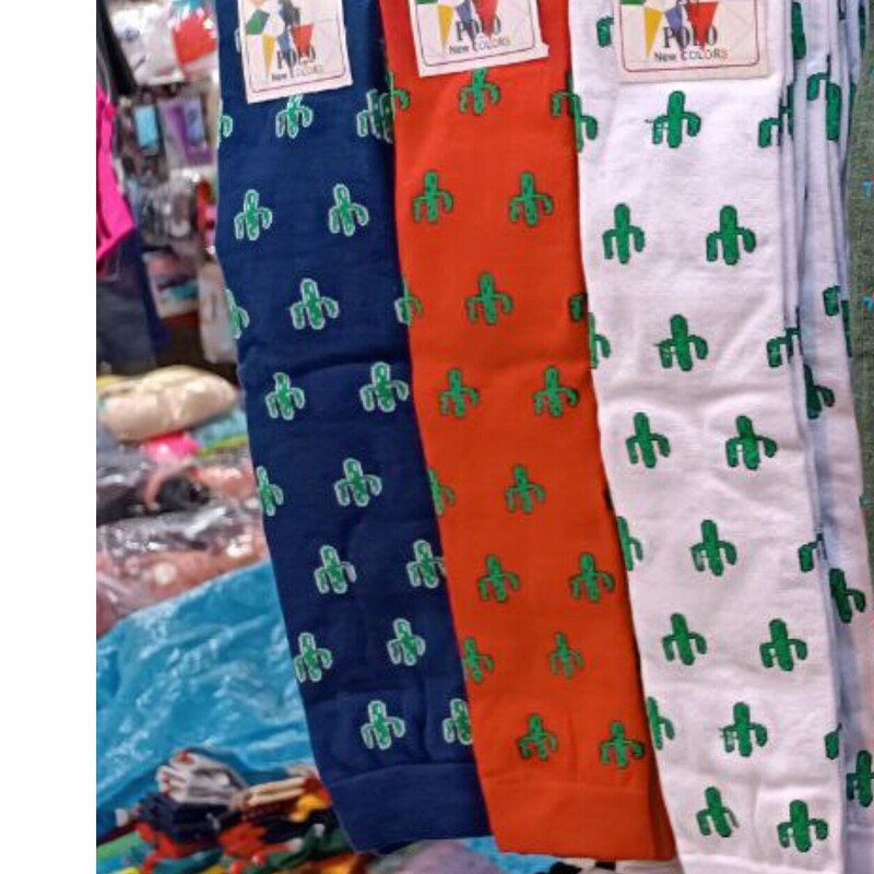 جوراب کاکتوسی ساقه بلند بالا زانو...جنس تمام نخ هندی...رنگ در عکس مشاهده میکنید کاکتوس سبز با زمینه رنگی