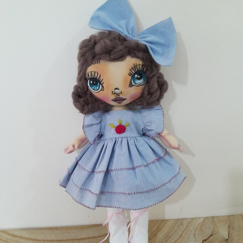 عروسک  دختر زیبای آبی پوش