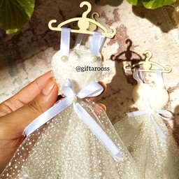 گیفت عروسی  عقد لباس عروس توربرفی .سفیدرنگ. دارای گل  .دارای لیبل اسم و تاریخ