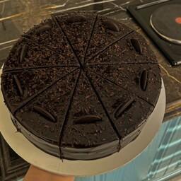 کیک یک ونیم کیلویی دبل چاکلت کافی شاپی با پایه کیک شکلاتی و فیلینگ و گاناش شکلاتی