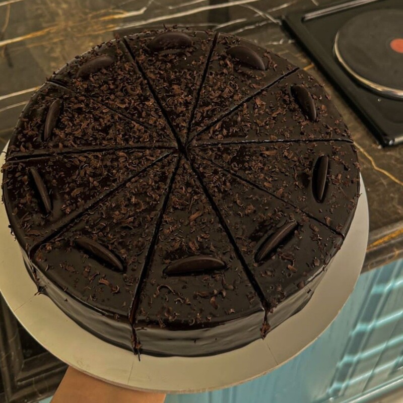 کیک یک ونیم کیلویی دبل چاکلت کافی شاپی با پایه کیک شکلاتی و فیلینگ و گاناش شکلاتی