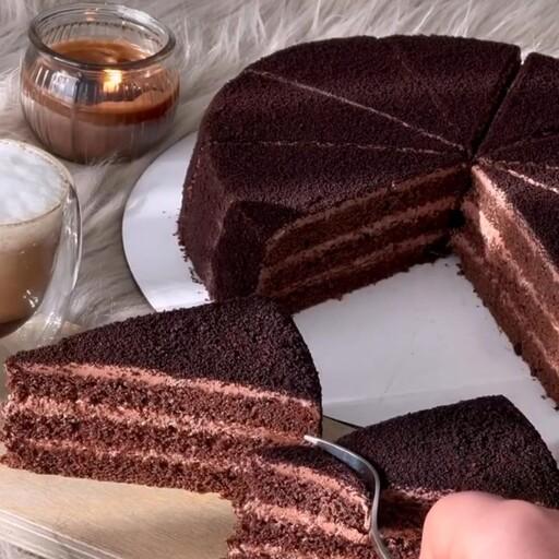 کیک یک ونیم کیلویی شکلاتی پودری ساده کافی شاپی با پایه شکلات وفیلینگ شکلاتی