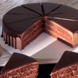 کیک یک ونیم کیلویی نوتلا با پایه کیک شکلاتی وفلینگ نوتلا و فندق ظاهری شکلاتی