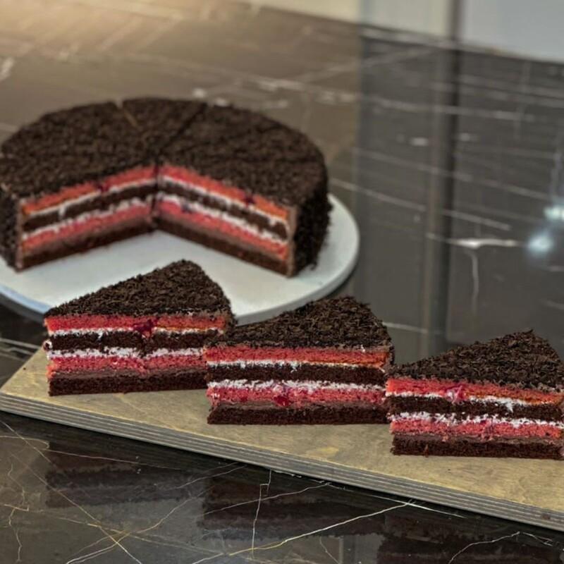 کیک دوکیلویی کافی شاپی بلک فارست که یک نوع دسر آلمانی میاشد با دوپایه کیک شکلاتی و کیک آلبالویی و فیلینگ شکلاتی و آلبالو