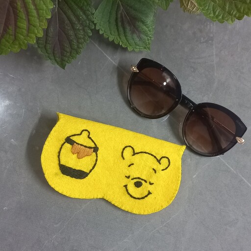 جا عینکی نمدی زرد طرح خرس پو گلدوزی شده کار  دست