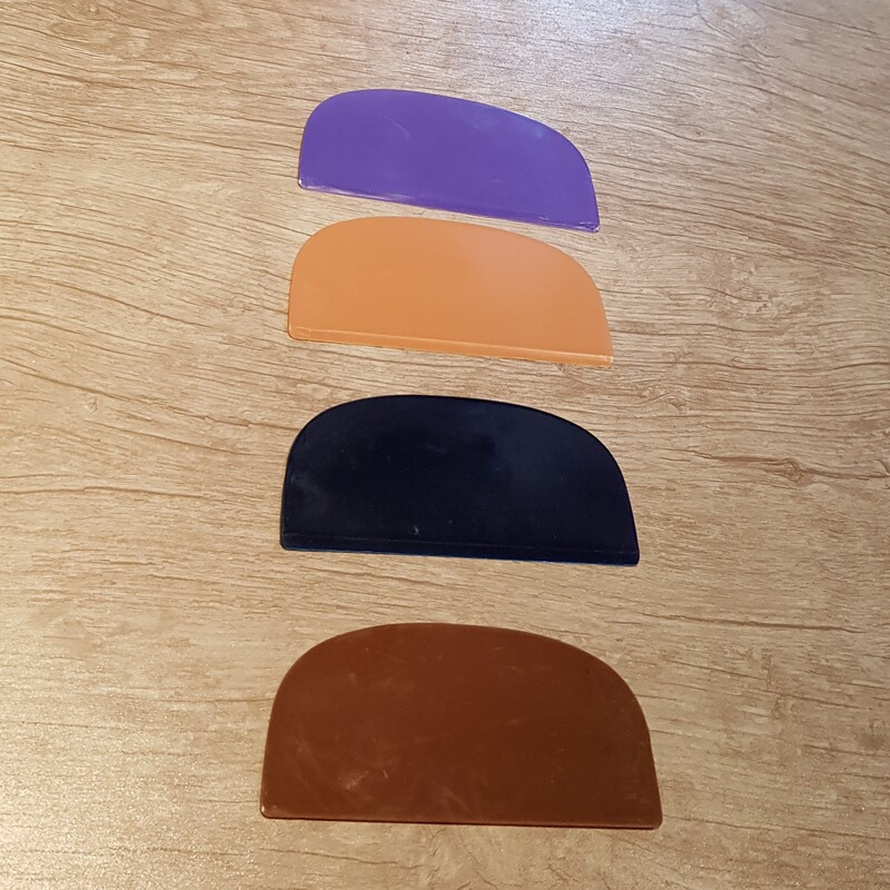 کاردک نیم دایره قهوه ای،طول 15 سانت،عرض 6،موجود در انواع رنگها صفحه بعدی مراجعه شود.