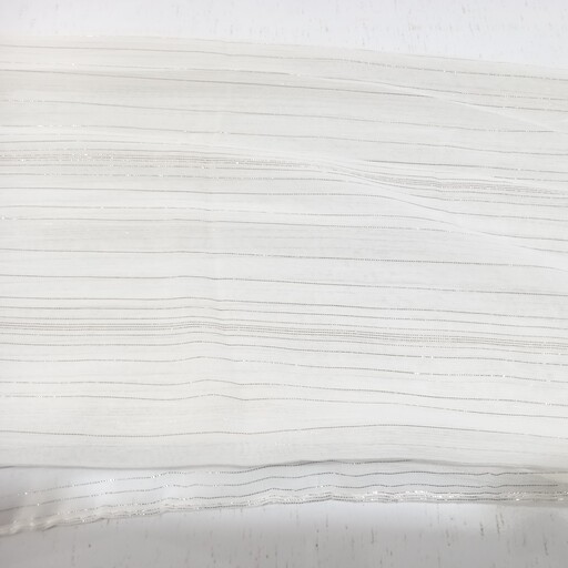 شال حریر سفید مجلسی ، ظریف و زیبا با خطوط نقره ای شاین دار  ، فوق العاده شیک و سبک 