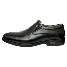 کفش مردانه مجلسی اداری چرم طبیعی اصل  مدل کوین رنگ مشکی سایزبندی 40 تا44 چرم پاآرا 