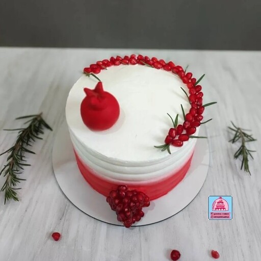 کیک خامه ای قرمز  1 کیلو و 500 گرمی موز  و گردو 