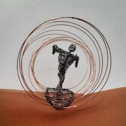 مجسمه مرد موج سوار دکوری دست ساز ورزش دریایی ورزش آبی فیگو هنری سیم مسی مفتولی کاردستی درس کار و فناوری