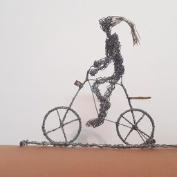دوچرخه دست ساز سیمی مفتولی هنرمند امیر قربعلی دختر دوچرخه سوار هنری دکوراسیون آموزش مجسمه سازی