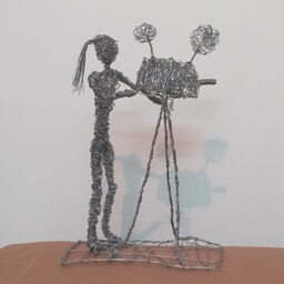 تندیس دختر فیلمبردار امیر قربعلی هنری مفتولی دست ساز دکوری سیمی مجسمه سیمی مسی 