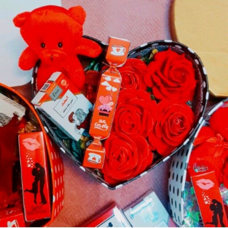 باکس لاکچری قلبی هدیه ولنتاین تولد برای شما خوبان محتوای باکس گل رز خرس شکلات 