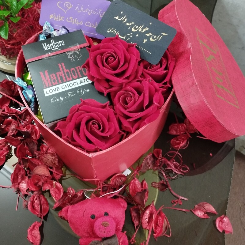 باکس قلبی هدیه ولنتاین تولد برای شما خوبان محتوای داخل باکس خرس گل رز مخمل مصنوعی با کیفت عالی شکلات ولنتاین 
