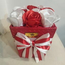 باکس هدیه گل رز مصنوعی سفید و قرمز