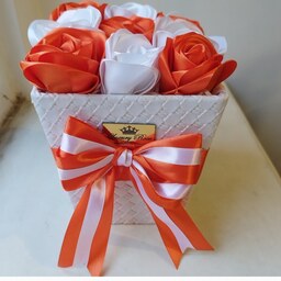 باکس هدیه گل رز مصنوعی سفید و نارنجی 