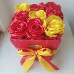 باکس هدیه گل رز مصنوعی قرمز و زرد