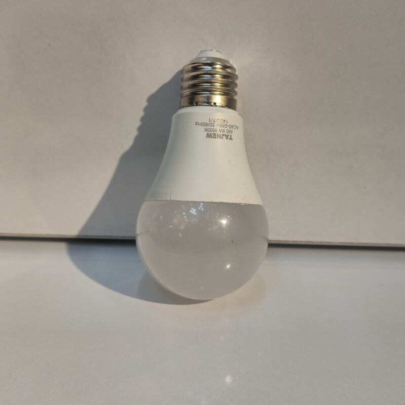 لامپ کم مصرف 9وات با یکسال گارانتی  با نور فوق العاده 