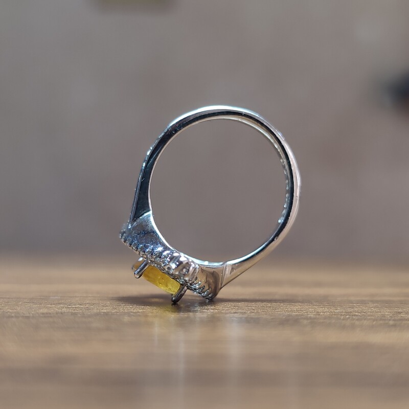 انگشتر نقره زنانه با نگین یاقوت زرد و مخراجکاری الماس سنتاتیک