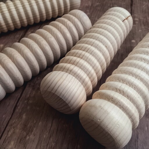 یک  عدد وردنه چوبی شیاردار مخصوص هنر نمدمالی جهت استفاده در ساخت پاپوش نمدی ،کلاه و کیف طول 20 سانت قطر 6 سانت