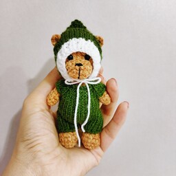 خرس کوچولو ی مخملی با سرهمی و کلاه بافته شده با کاموا ایرانی مرغوب لباس ها جدا می شود پشت سرهمی بند دار میباشد اندازه 11