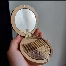 آینه تاشوی چوبی به همراه شانه دستساز منبت کاری شده طرح دلبر  چوبینک