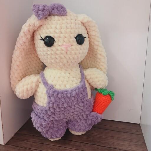 عروسک خرگوش مخملی بافته شد با کاموای مخمل تُرک هدیه ای جذاب و دوست داشتنی برای عزیزان شما